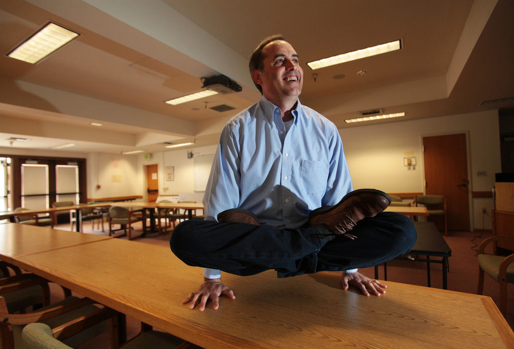 Foto di Frogg in posizioneyoga su un tavolo di un'aula dell'università di Stanford