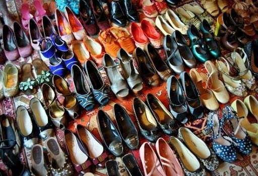 scarpe colorate ordinate per dimostrare il carico cognitivo nelle foto